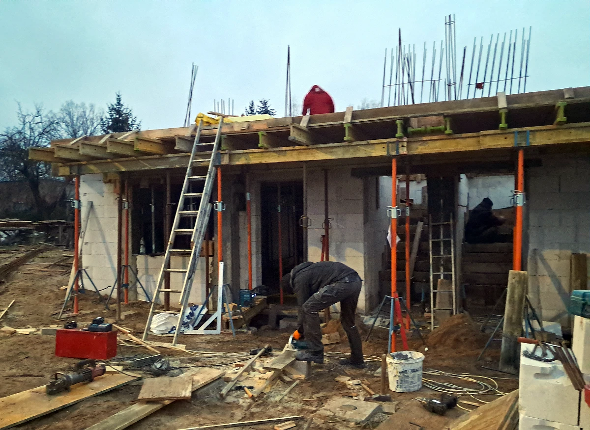 Budowa mieszkań bezczynszowych Mrozy – ukończenie pierwszego piętra, grudzień 2024