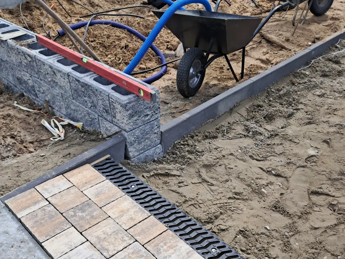 Przygotowanie terenu i brukowanie wokół budynku – inwestycja Mrozy, 2025